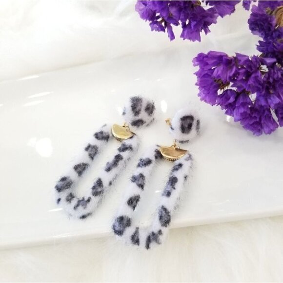 White faux fur leapord earrings - Picture 1 of 3
